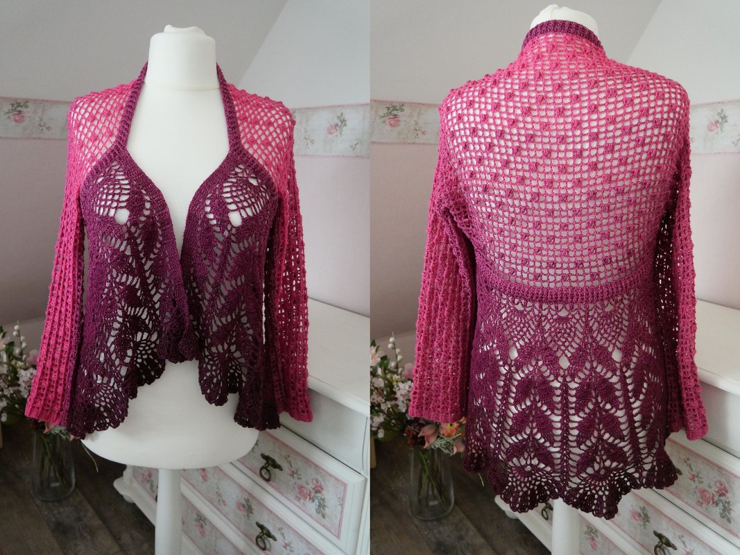 Gehäkelter Damen-Bolero auf Schneiderbüste, Farbverlauf Fuchsia–Magenta, Zierborte und durchbrochene Häkelmuster