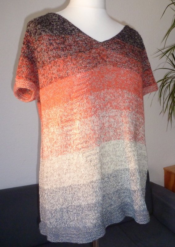 Gestricktes Damen-Shirt auf Schneiderpuppe mit kurzen Ärmeln, V-Ausschnitt und horizontalem Ombré-Farbverlauf in Orange, Beige und Grau.