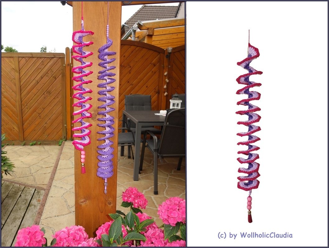 Zwei gehäkelte Spiralanhänger in Pink und Lila mit Perlen und Quaste an Holzbalken, Einzelansicht auf weißem Hintergrund