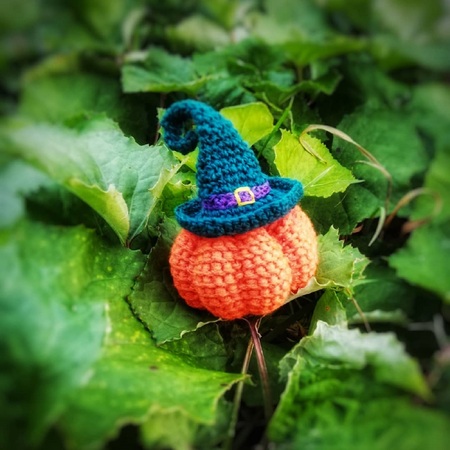 Crochet pattern pumpkin in a witch's hat