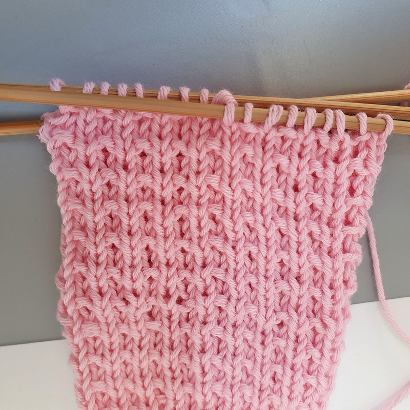 Rosa gestrickter Babysocken-Schaft mit Rippenstruktur auf Bambus-Doppelnadeln