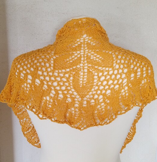 Anleitung Schulterwärmer mit Blattmuster und Lochmuster stricken