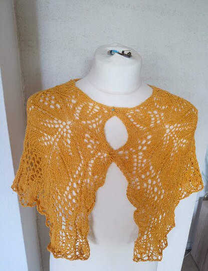 Anleitung Schulterwärmer mit Blattmuster und Lochmuster stricken