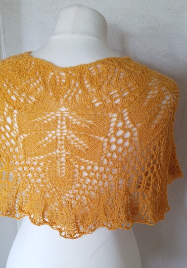 Anleitung Schulterwärmer mit Blattmuster und Lochmuster stricken