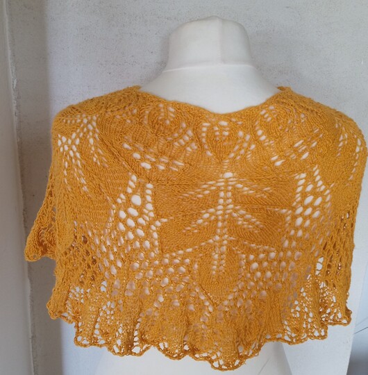 Anleitung Schulterwärmer mit Blattmuster und Lochmuster stricken