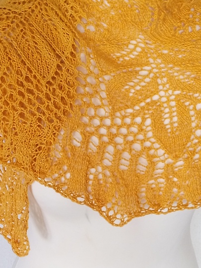 Anleitung Schulterwärmer mit Blattmuster und Lochmuster stricken