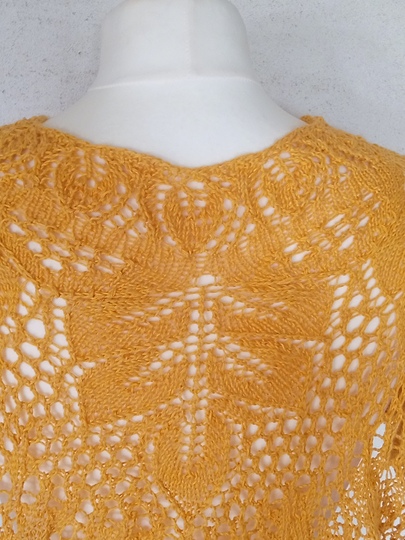 Anleitung Schulterwärmer mit Blattmuster und Lochmuster stricken