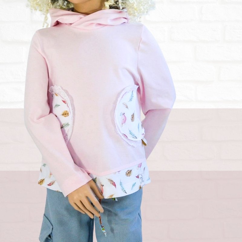 Rosa Kinder-Kapuzenpullover mit runden Mustertaschen und Spitzenbesatz