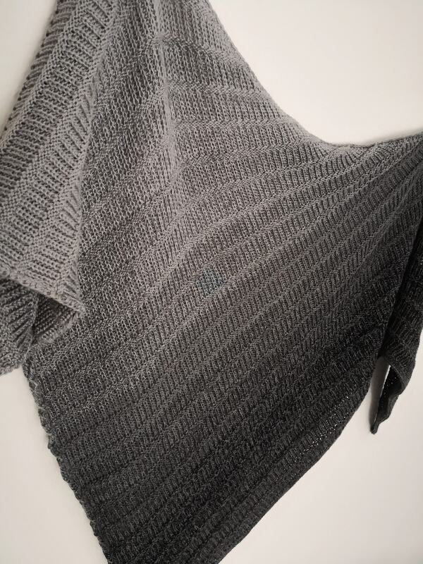 Gestricktes Dreieckstuch im Grauverlauf mit sichtbaren Rippenreihen