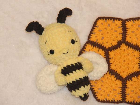 Bee Crochet Pattern and honeycombs