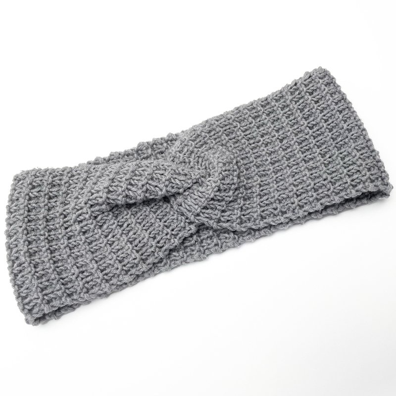 Grau gestricktes Stirnband mit verdrehtem Detail
