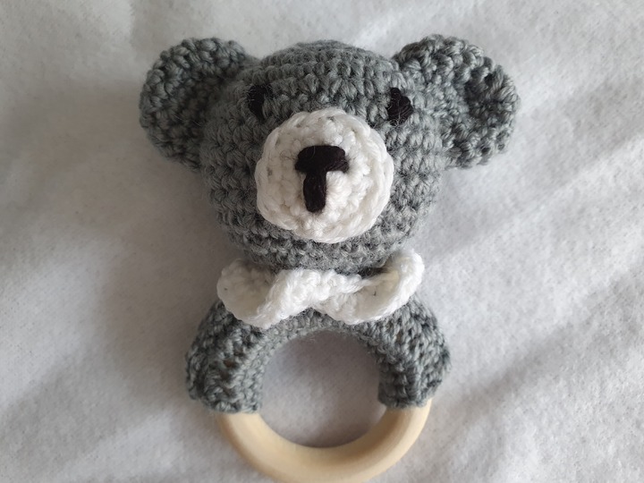 Häkelanleitung Babyrassel, Baby Bär!