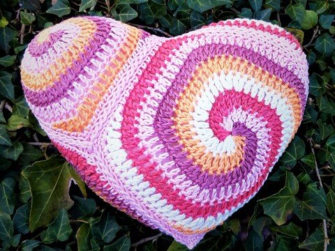 Häkelanleitung für ein Herz im Spiral-Design Herzkissen