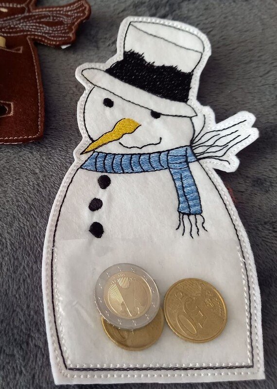 Gestickter weißer Schneemann-Münzbeutel aus Filz mit blauem Schal, schwarzem Hut und transparentem Münzfach