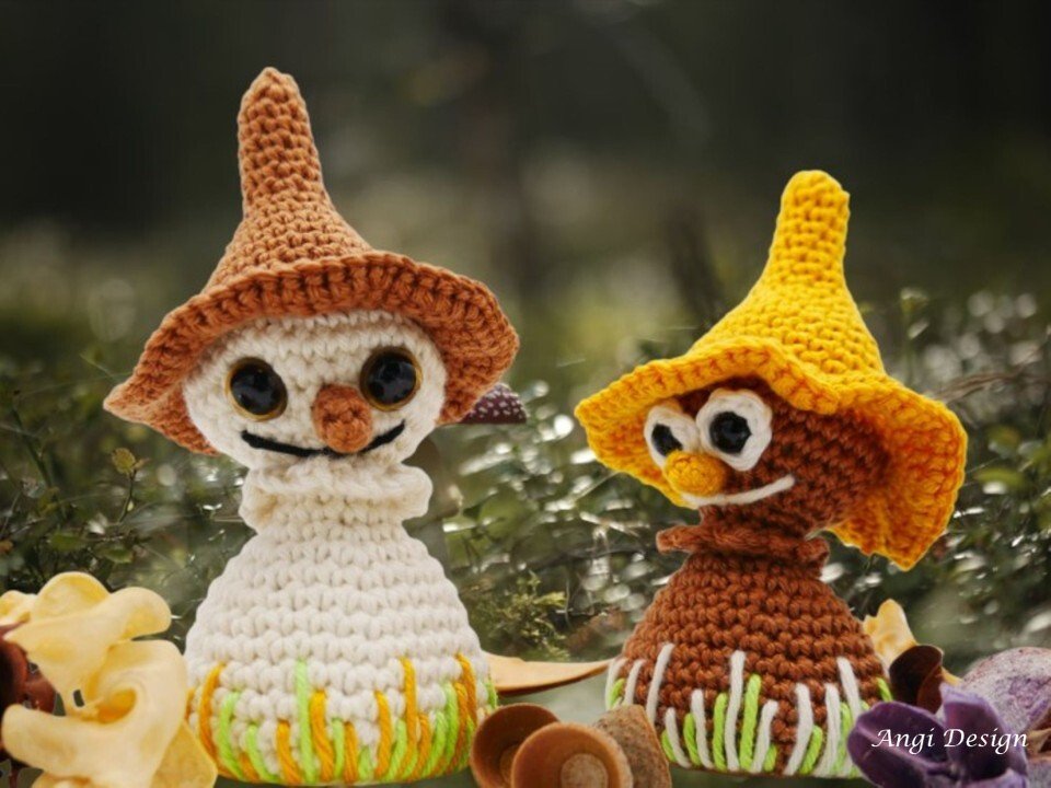 Zwei gehäkelte Amigurumi-Pilzfiguren mit Hüten, cremefarben und braun mit gelbem Hut, vor unscharfem Waldhintergrund.