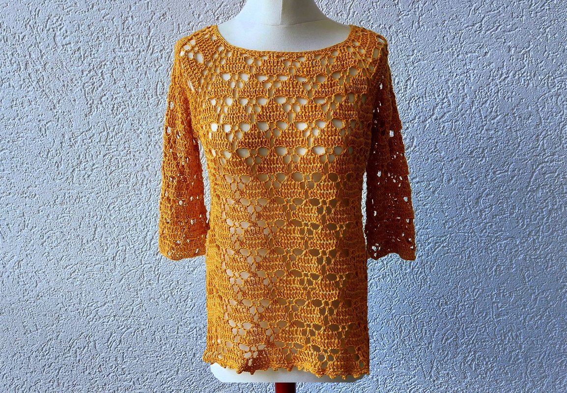 Senfgelbe gehäkelte Damen‑Tunika auf Schaufensterpuppe, Ajourmuster, 3/4‑Ärmel