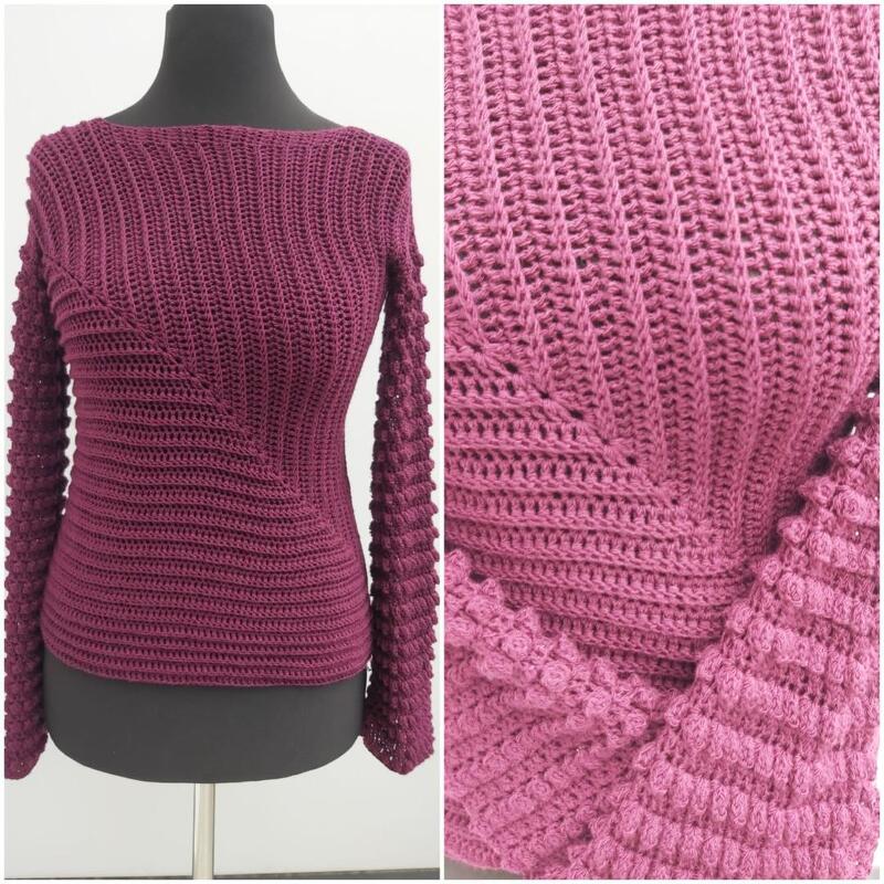 Brombeerfarbener gehäkelter Damenpullover mit U‑Boot‑Ausschnitt, V‑Muster und Noppenstich auf einer Schneiderpuppe