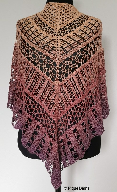 Gehäkeltes Dreieckstuch in Beige bis Mauve auf Schaufensterpuppe