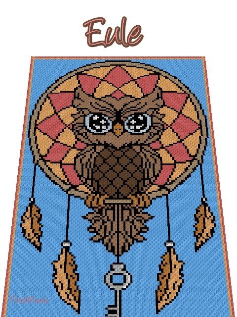 Pixelhäkelmuster einer braunen Eule in einem kreisförmigen Traumfänger mit hängenden Federn und Schlüssel auf hellblauem Hintergrund.