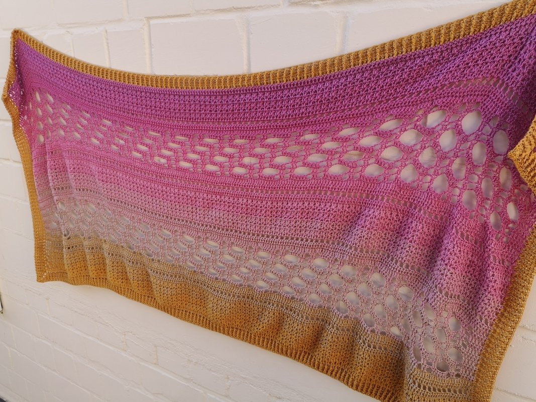 Gehäkeltes Ombre-Tuch in Gold, Pink und Violett mit Lochmuster