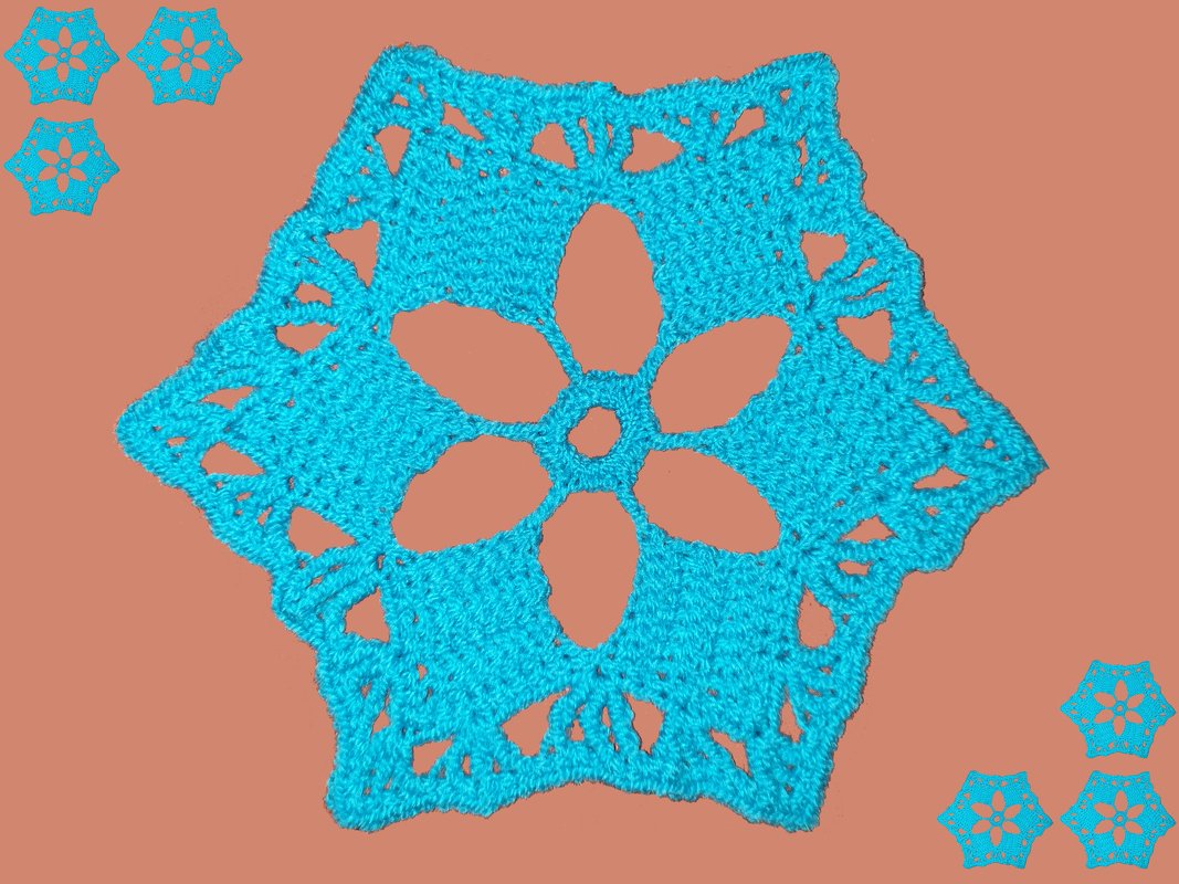 Türkises gehäkeltes Hexagon mit zentralem Blumenmuster auf einfarbigem Hintergrund