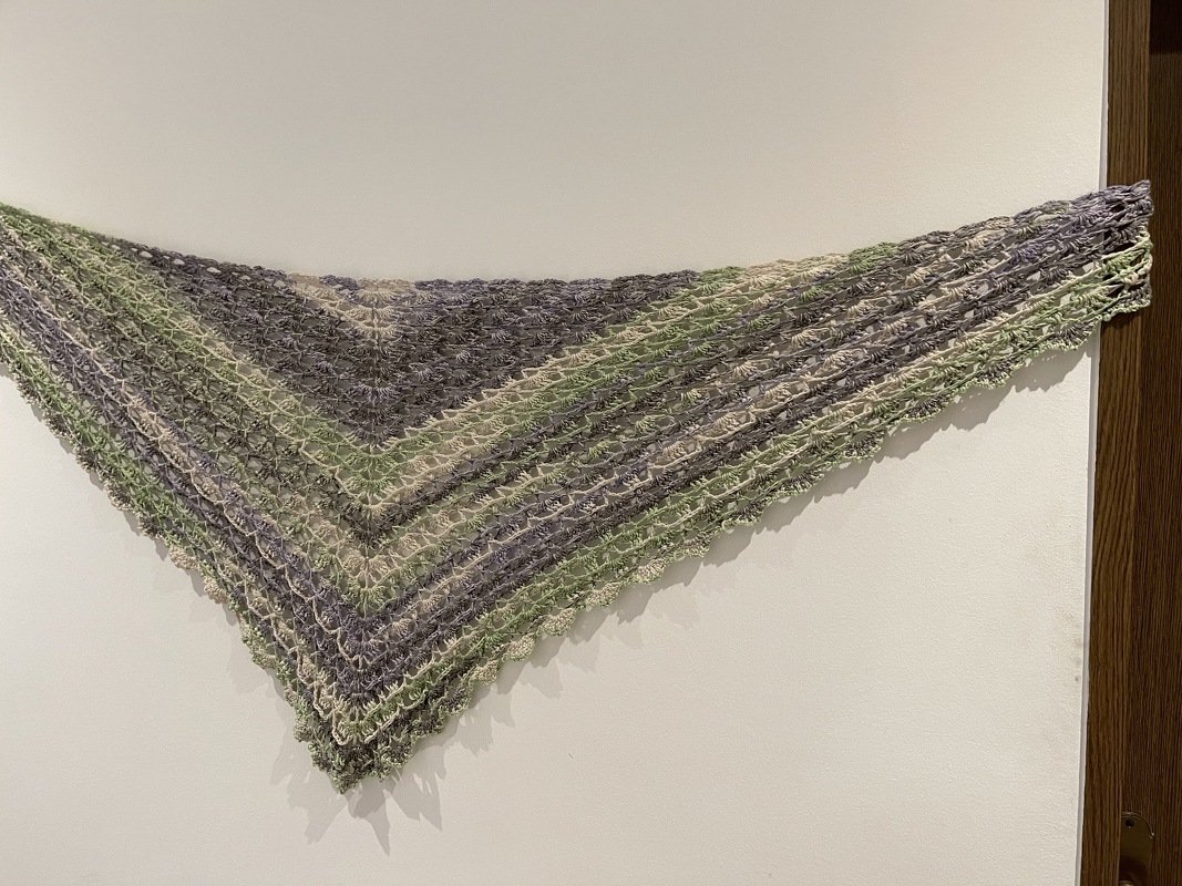Gehäkeltes Dreieckstuch in Grün-, Grau- und Beigetönen mit gewellter Kante