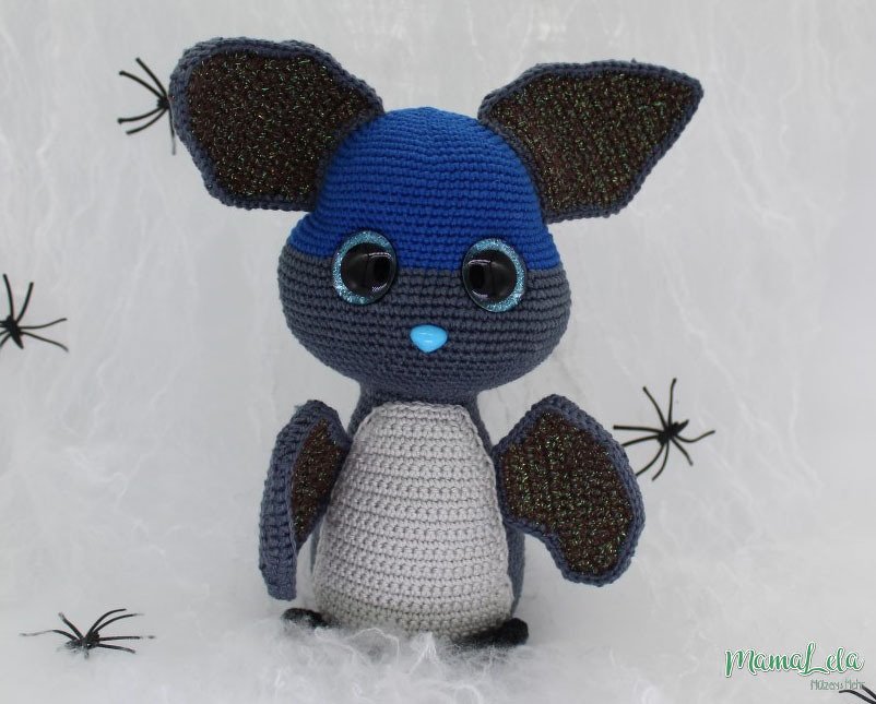 Gehäkeltes Fledermaus-Amigurumi mit abgesetztem Kopf, angenähten Flügeln und großen Augen