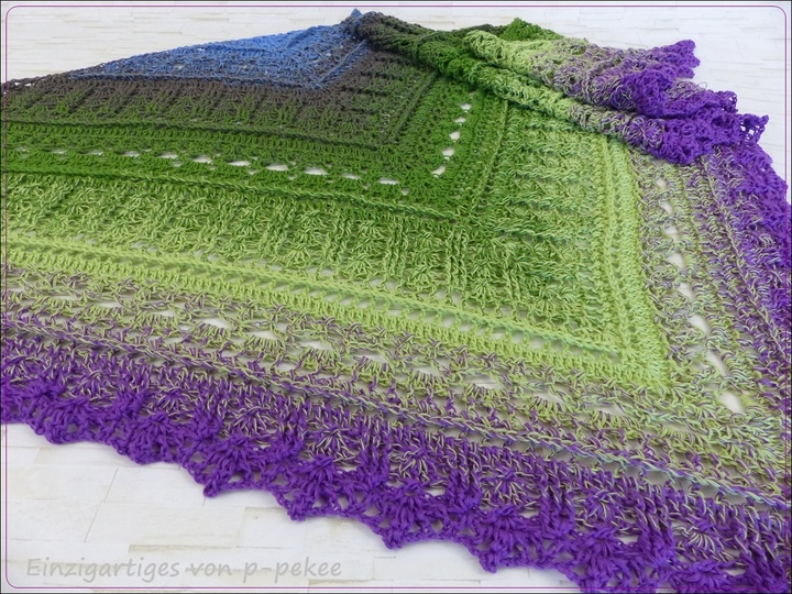 Fuanito, my little darling Crochet pattern for a triangular shawl