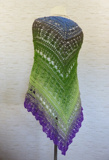 Fuanito, my little darling Crochet pattern for a triangular shawl