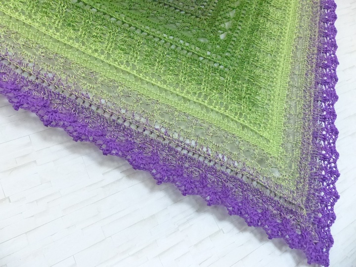 Fuanito, my little darling Crochet pattern for a triangular shawl