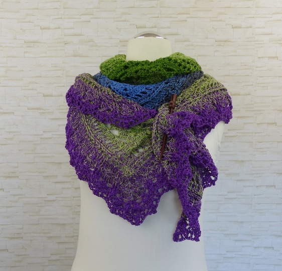 Fuanito, my little darling Crochet pattern for a triangular shawl