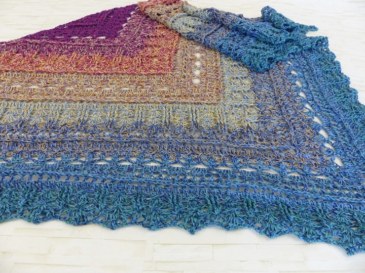 Fuanito, my little darling Crochet pattern for a triangular shawl