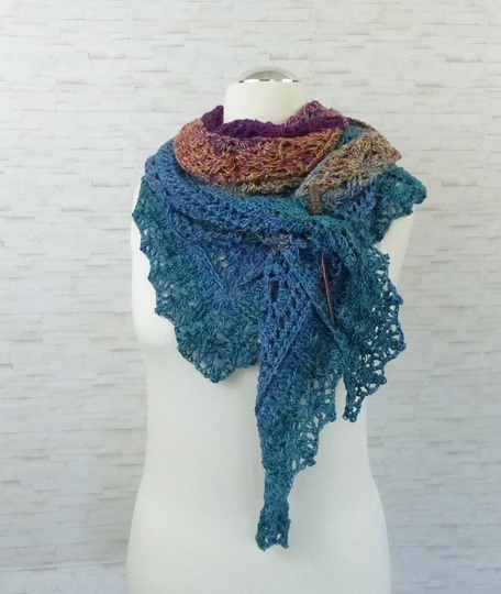 Fuanito, my little darling Crochet pattern for a triangular shawl