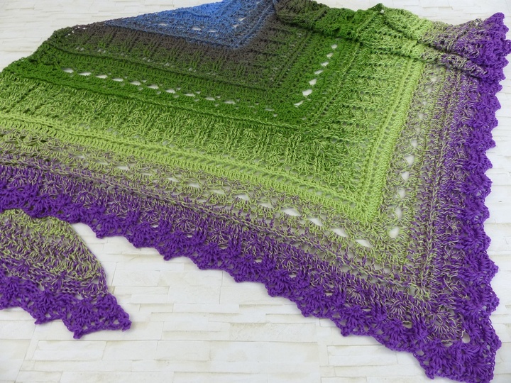 Fuanito, my little darling Crochet pattern for a triangular shawl