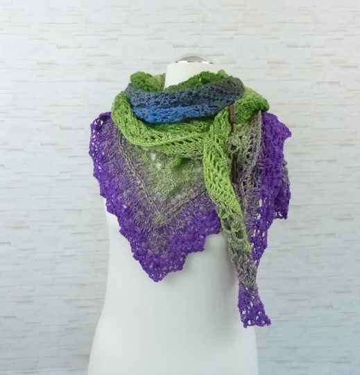 Fuanito, my little darling Crochet pattern for a triangular shawl