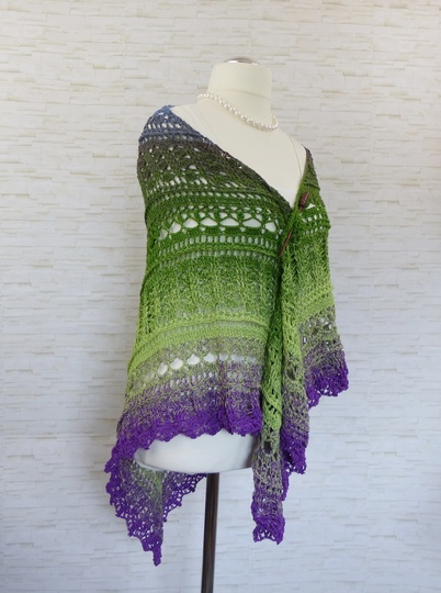 Fuanito, my little darling Crochet pattern for a triangular shawl