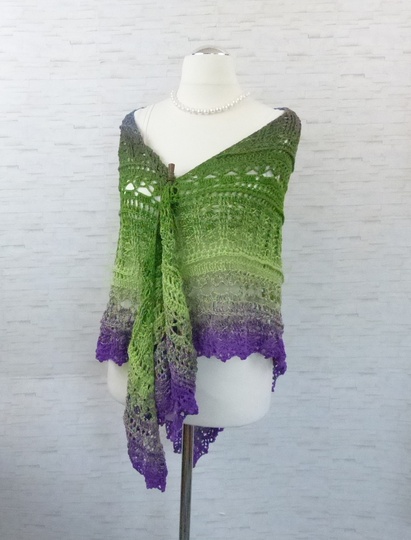 Fuanito, my little darling Crochet pattern for a triangular shawl