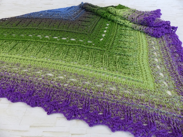 Fuanito, my little darling Crochet pattern for a triangular shawl