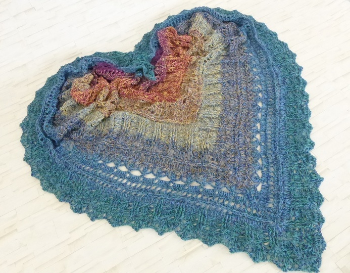 Fuanito, my little darling Crochet pattern for a triangular shawl