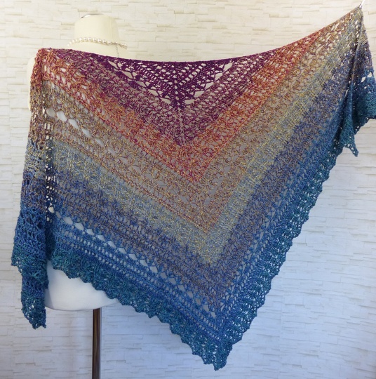Fuanito, my little darling Crochet pattern for a triangular shawl