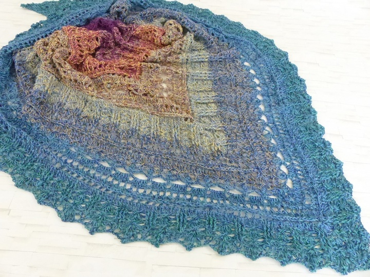 Fuanito, my little darling Crochet pattern for a triangular shawl