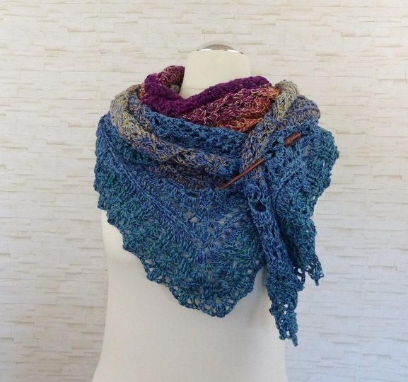 Fuanito, my little darling Crochet pattern for a triangular shawl