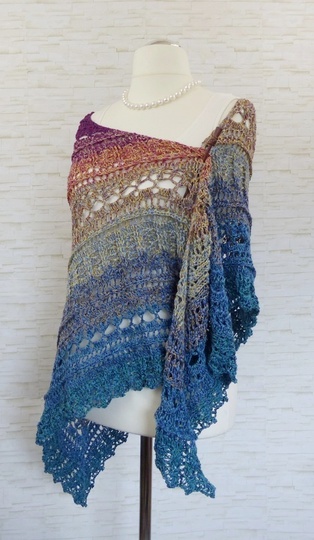 Fuanito, my little darling Crochet pattern for a triangular shawl