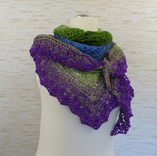 Fuanito, my little darling Crochet pattern for a triangular shawl