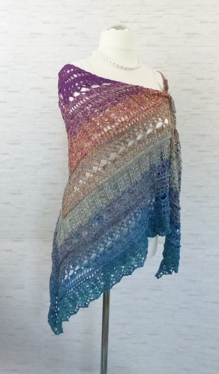 Fuanito, my little darling Crochet pattern for a triangular shawl