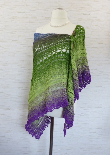 Fuanito, my little darling Crochet pattern for a triangular shawl