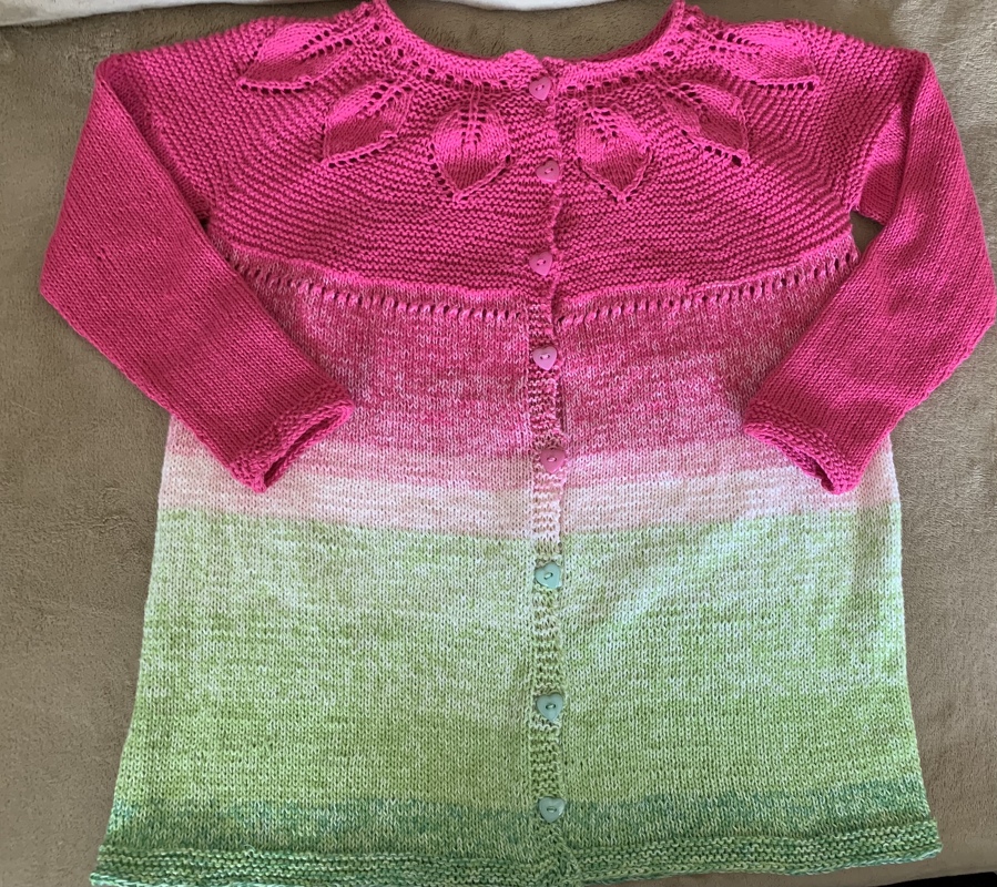 Gestrickte Babyjacke mit Blattmuster, Pink oben, Übergang zu Grün unten, Knopfleiste