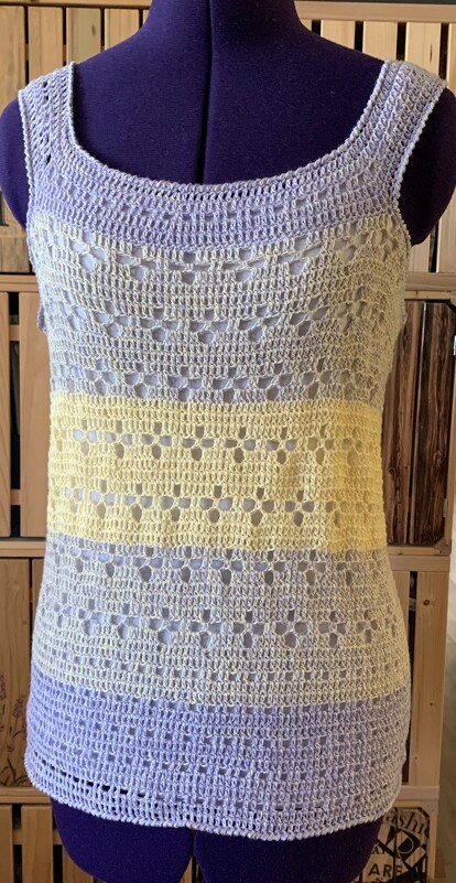 Gehäkeltes Damen-Top in Lila, Gelb und Creme mit Streifen und Lochmuster auf Schaufensterpuppe