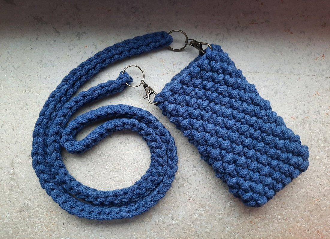 Blau gehäkelte Handytasche mit Noppenmuster und geflochtenem Trageriemen, Metallkarabiner