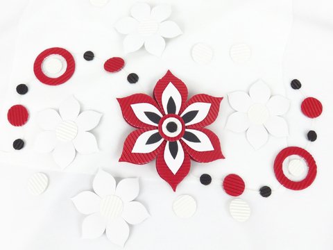 Blumenkette in Rot-Weiß-Schwarz – Bastelanleitung und Vorlagen